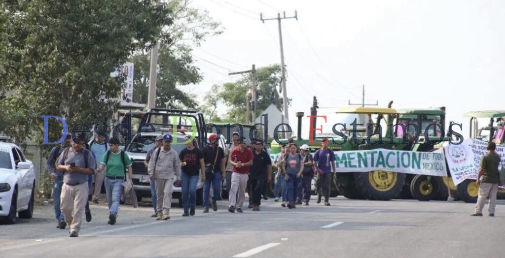 Piden a campesinos aguantar con los bloqueos en carreteras
