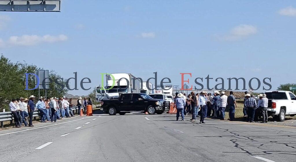 Alrededor de 150 personas, cierran carreteras por cuarto día