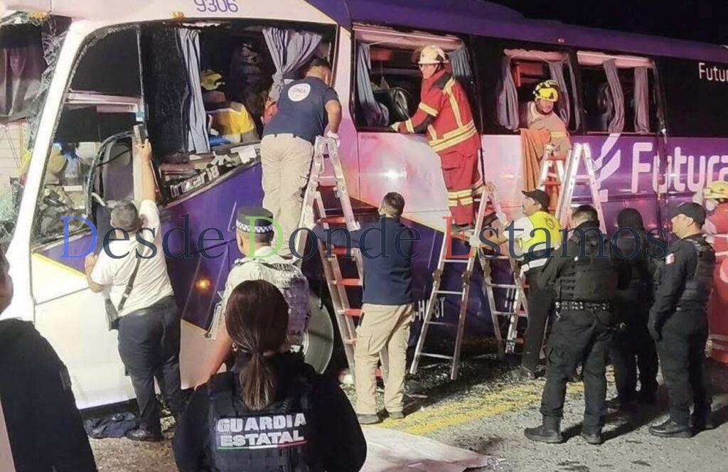 Mueren dos mujeres y 35 lesionados en choque de autobús con trailer