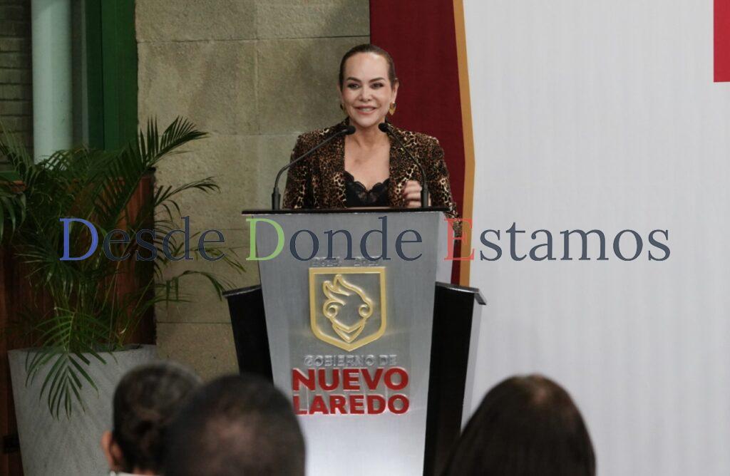 Entrega Carmen Lilia 300 becas de titulación