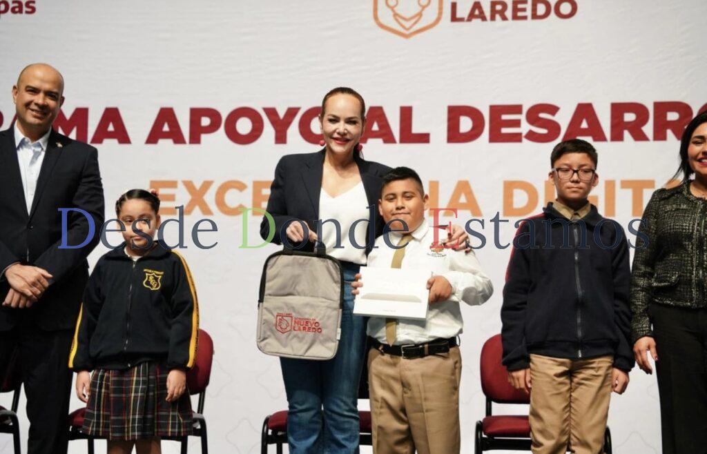 Padres de familia y estudiantes reconocen labor de Carmen Lilia en favor a la educación