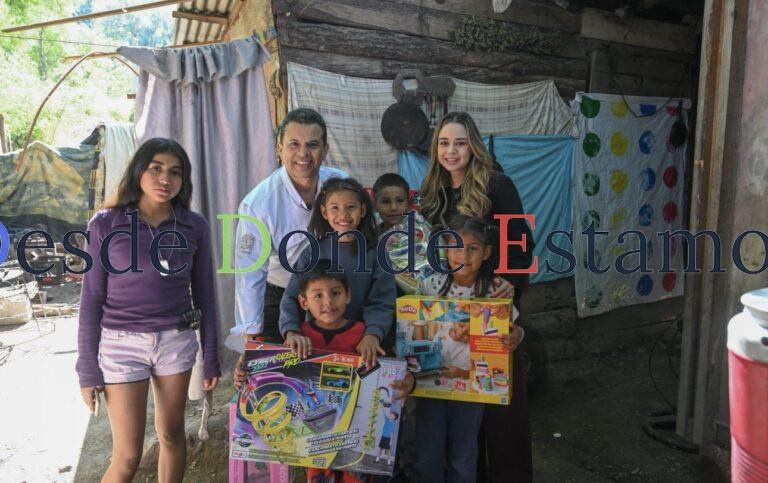 Llevan la alegría de la Navidad Lucy y Lalo Gattás a familias victorenses