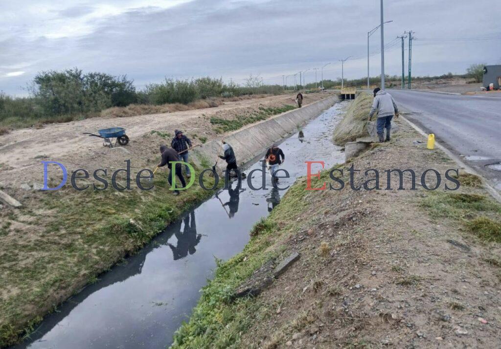 Realizan limpieza en canal en colonia El Campanario
