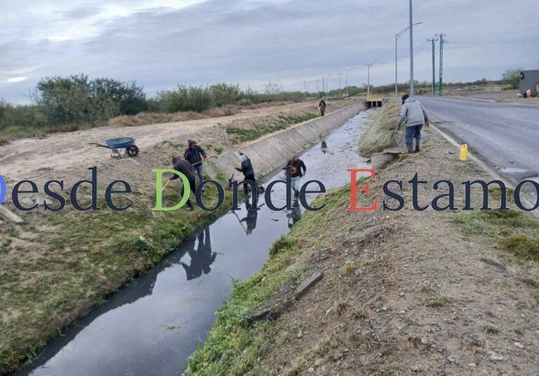 Realizan limpieza en canal en colonia El Campanario