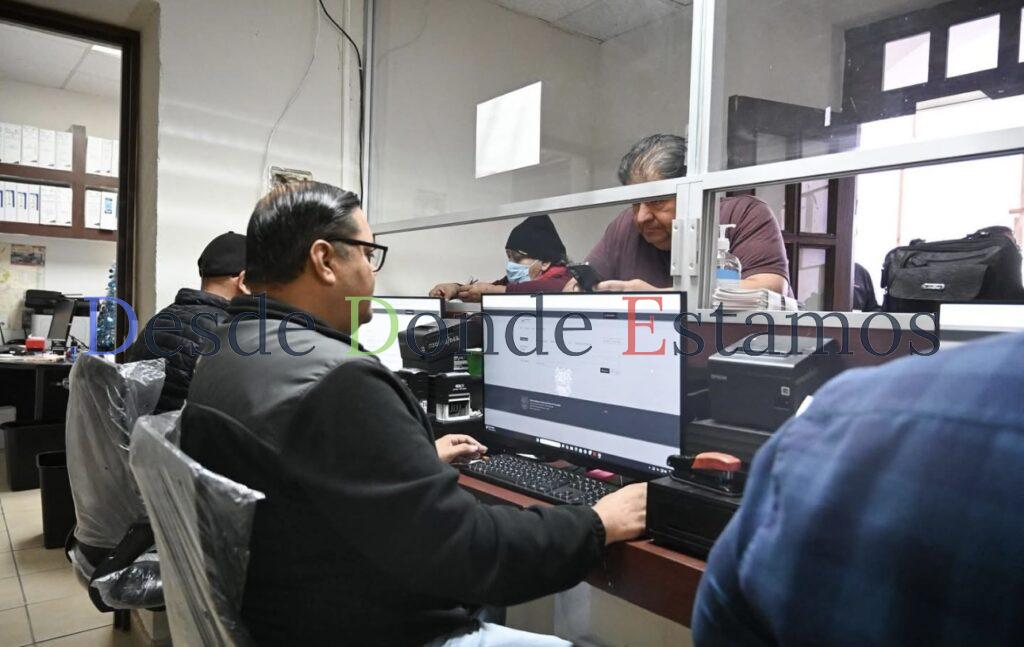 Continúan ciudadanos cumpliendo con pago de impuesto predial