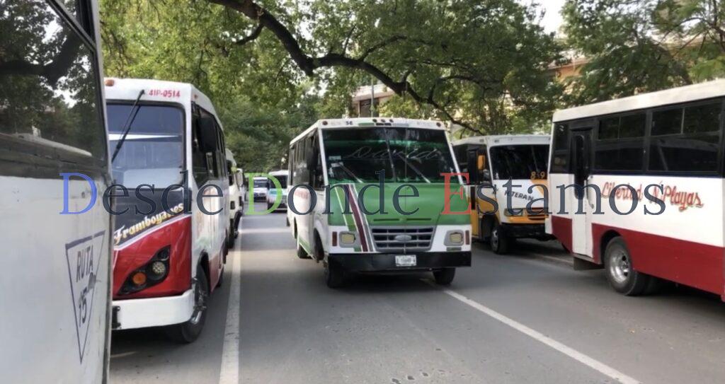 Abandonan operadores del transporte una hora antes su jornada de trabajo
