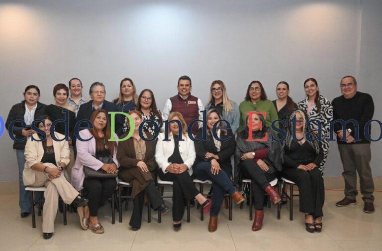 Dialoga Lalo Gattás de avances y proyectos de Victoria con mujeres periodistas