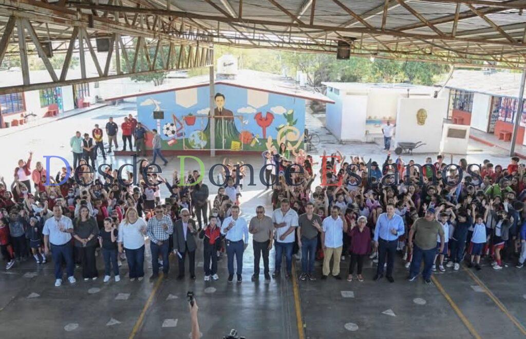 Cumple Lalo Gattás a alumnos y maestros de la primaria José Martínez y Martínez