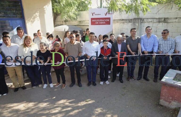 Cumple Lalo Gattás a alumnos y maestros de la primaria José Martínez y Martínez