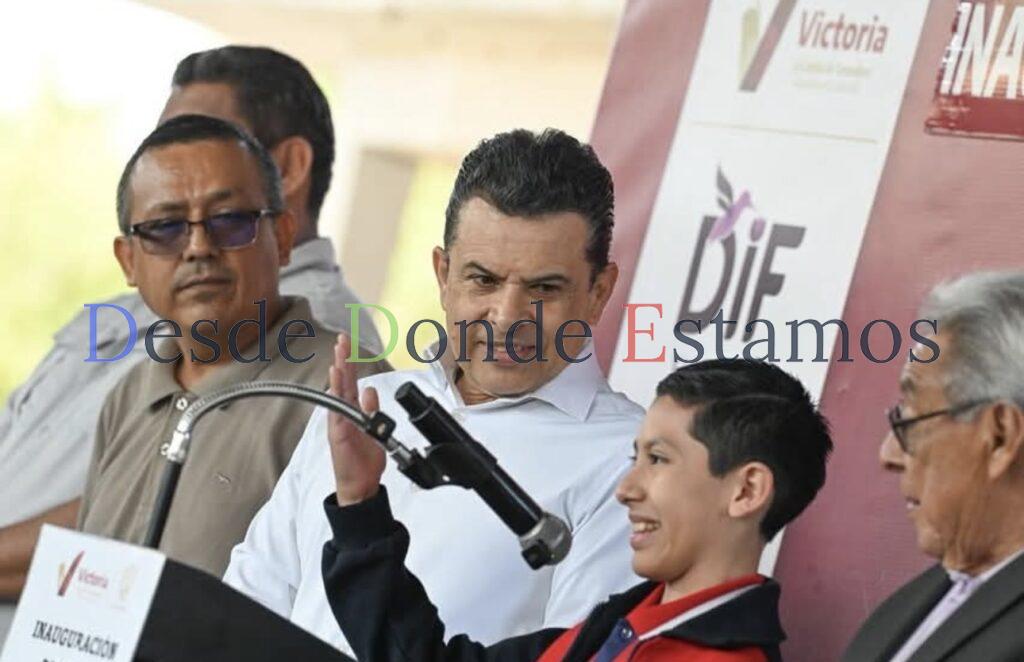 Cumple Lalo Gattás a alumnos y maestros de la primaria José Martínez y Martínez