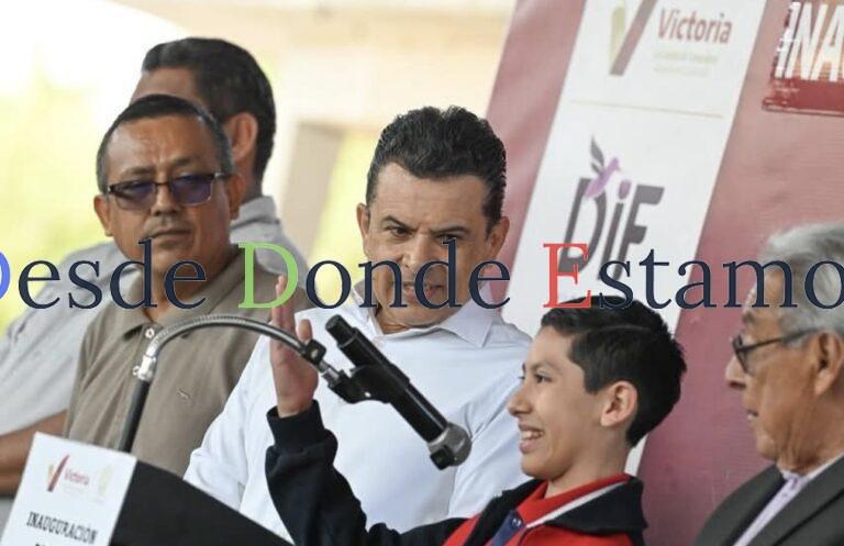 Cumple Lalo Gattás a alumnos y maestros de la primaria José Martínez y Martínez