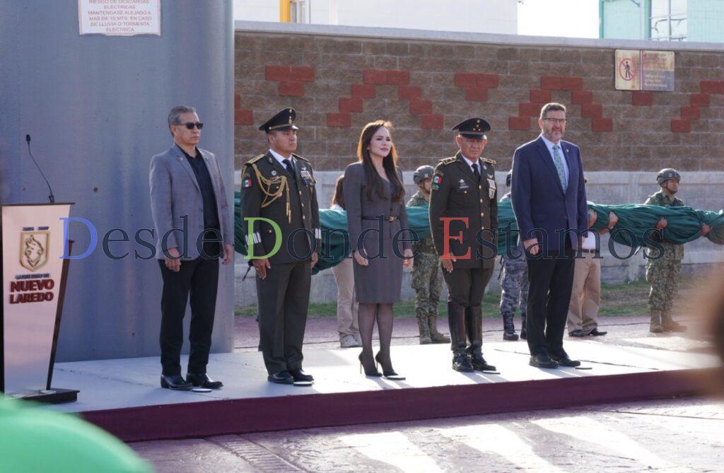 Encabeza Carmen Lilia ceremonia del Día de la Bandera
