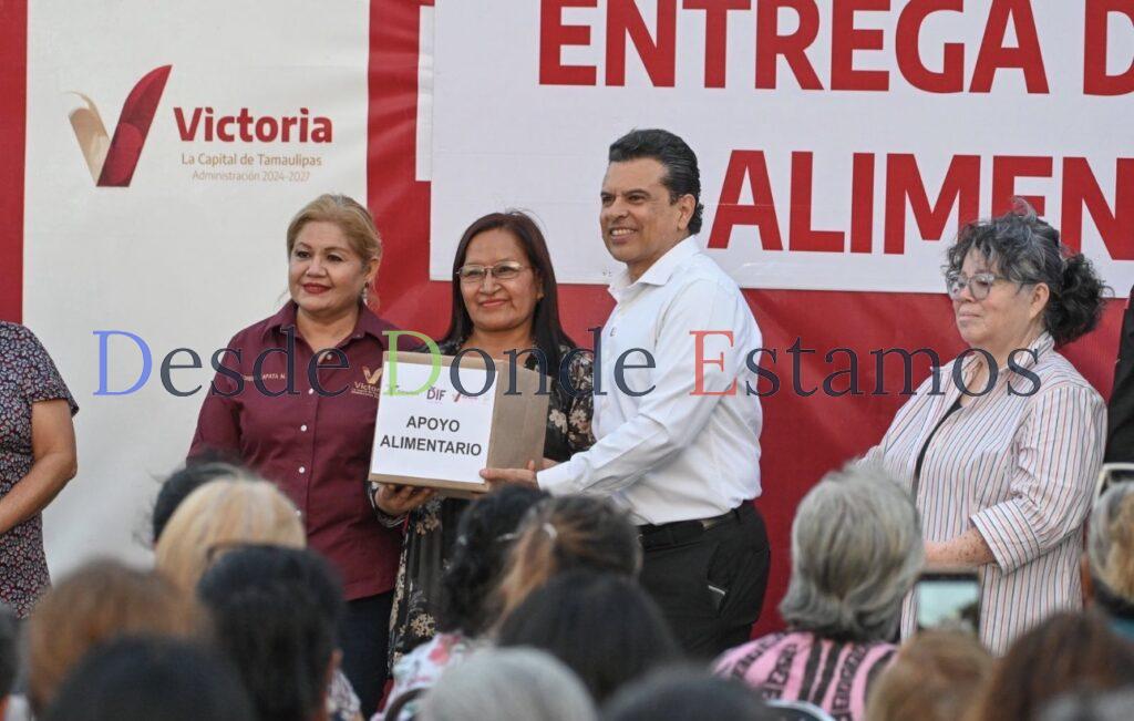 Encabeza Lalo Gattás entrega de apoyos alimentarios en Victoria