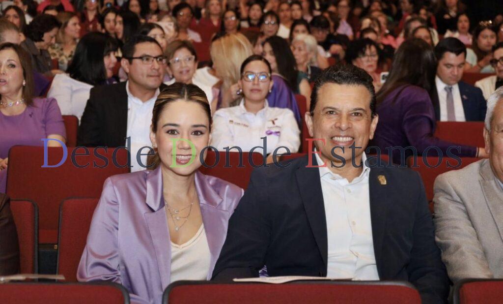 Asisten Lucy y Lalo a ciclo de conferencias en conmemoración del M8