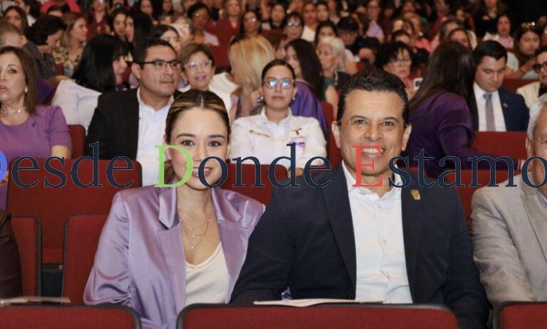 Asisten Lucy y Lalo a ciclo de conferencias en conmemoración del M8