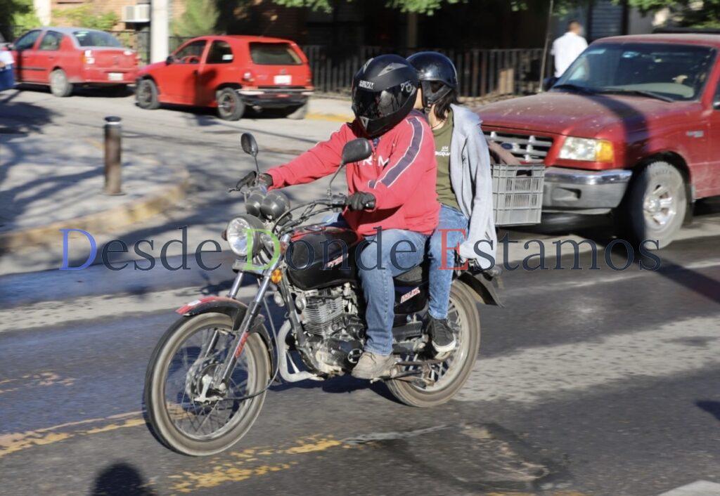 Circulan en motos, hasta cinco integrantes de una familia sin protección