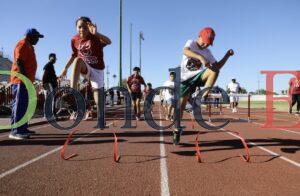 Impulsan atletismo con equipamiento y capacitación especializada